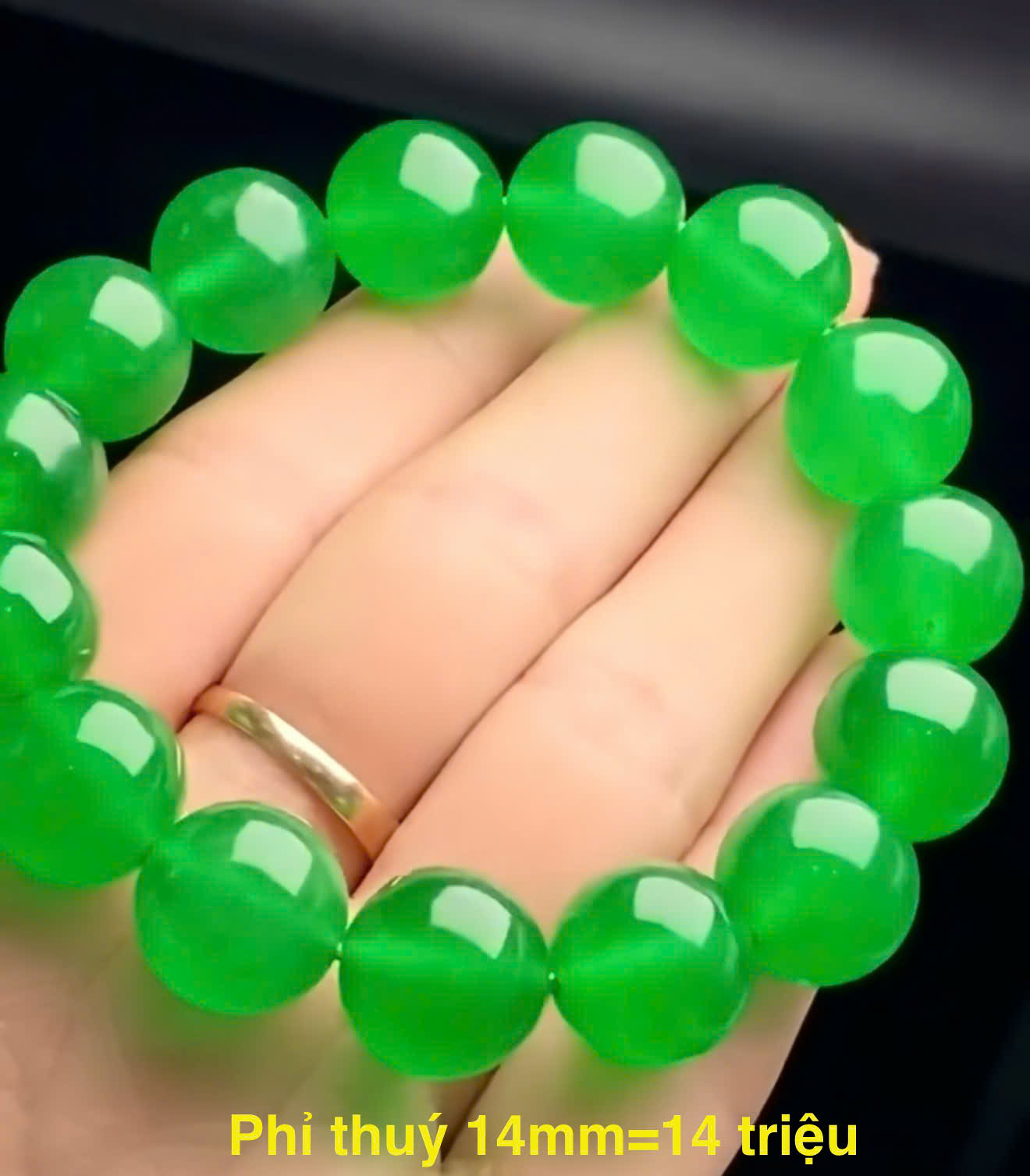Vòng tay phỉ thuý 14mm = 14tr - Ngọc Quách Gia